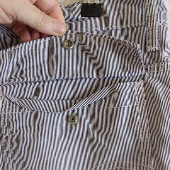 Size 32 Levi's Conductor Stripe Cargo Shorts Snap Pockets - Picture 3 of 10